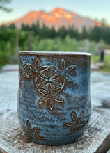 Load image into Gallery viewer, Flower Cup- Earthy Blues 10oz