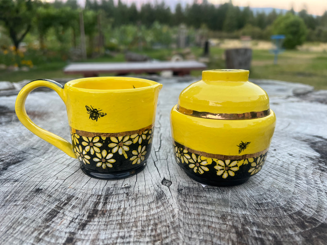 Gilded Bee 🐝 Sugar and Creamer set - w/ gilded lid